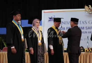 Prosesi Gubernur Bengkulu sematkan Pin Kagama kepada lulusan terbaik Universitas Gajah Mada, Yogyakarta (21/8).