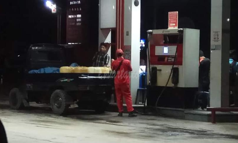 Salah satu oknum karyawan sedang mengisi BBM Bersubsidi ke Jerigen Tengkulak