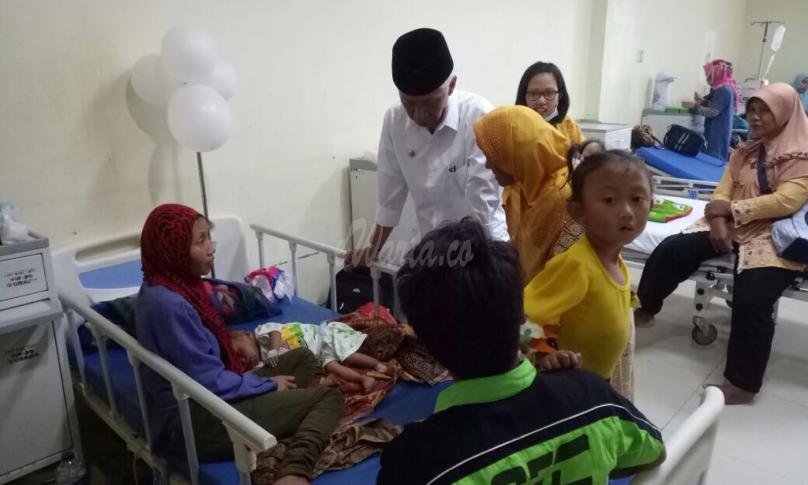 Wakil Bupati Rejang Lebong Iqbal Bastari saat mengunjungi penderita gizi buruk di RSUD Rejang Lebong