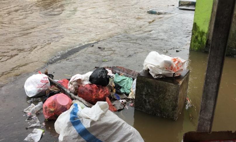Tampak warga menerobos genangan air luapan sungai Duku di Kecamatan Curup