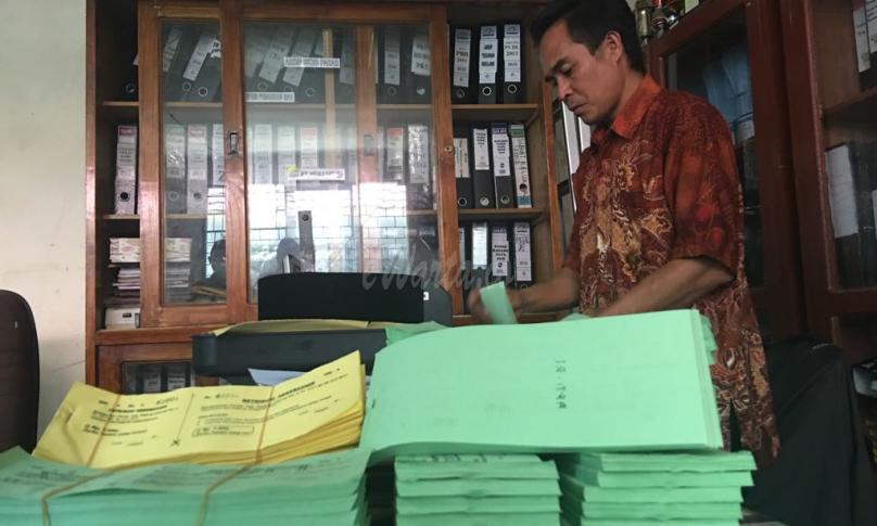 Petugas BPKD Rejang Lebong sedang melakukan porporasi karcis retribusi parkir