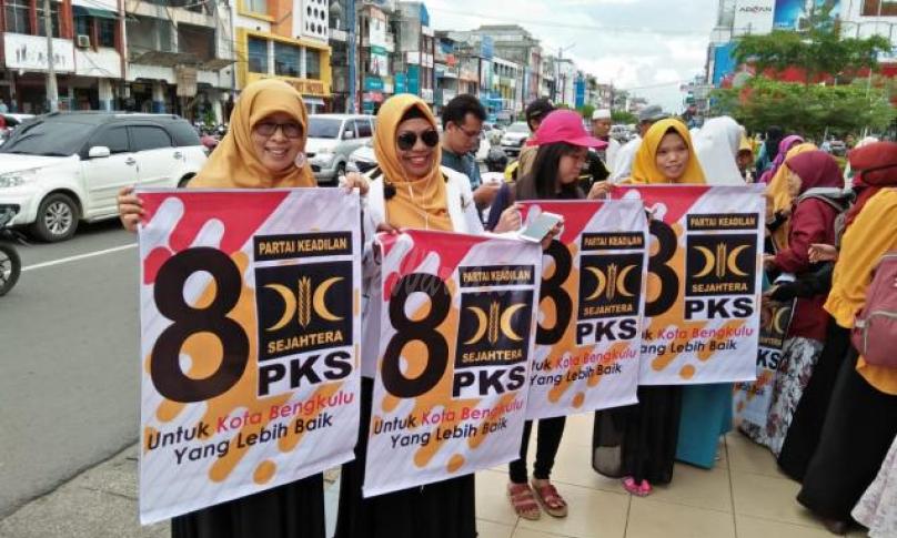 Semangat Simpatisan dan kader PKS sambil membentangkan banner