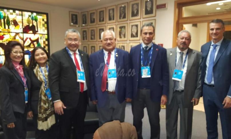 Mendes PDTT Eko Putro Sandjojo berfoto bersama dengan Presiden IFAD di Roma