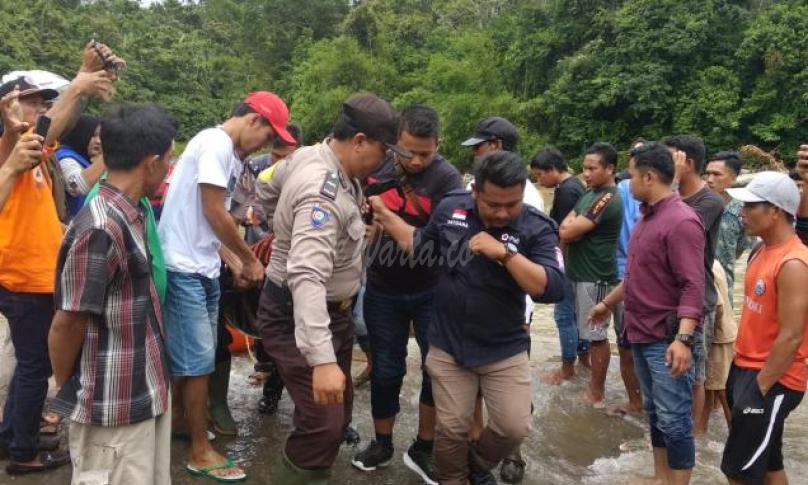 Evakuasi korban hanyut oleh Tim SAR gabungan di bantu warga