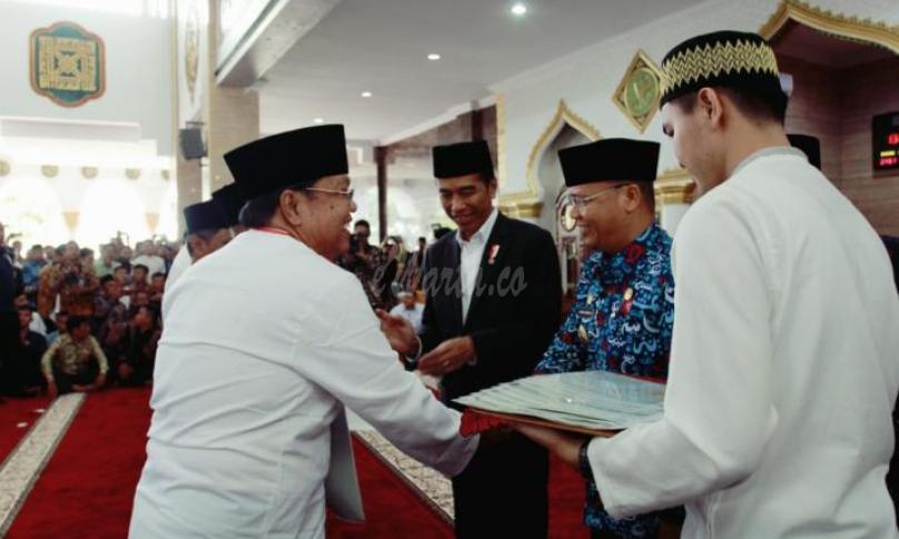 Presiden RI Joko Widodo membagikan sertifikat lahan wakaf