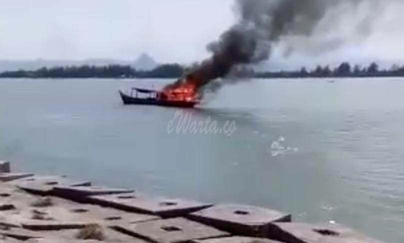 Dua kapal kelompok nelayan dibakar
