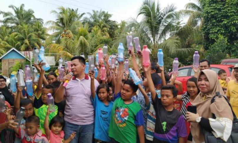 Ulil Umidi, Wakil Ketua I DPRD Seluma bagikan botol minum ke siswa SD, Botol berstandar SNI