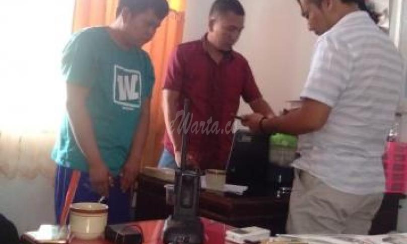 Pelaku memakai baju warna biru tak berkutik didepan polisi