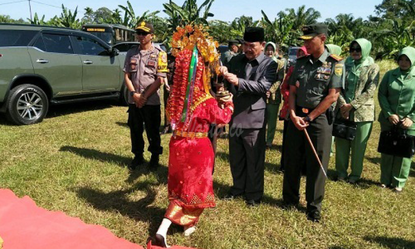 Penyambutan dengan tari persembahan kepada Wakil Bupati Seluma, Suparto dan rombongan