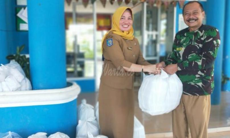 Sekretaris Kominfosan Eka Suniarti menyerahkan bantuan nasi bungkus ke sejumlah titik terdampak banjir di Kota Bengkulu