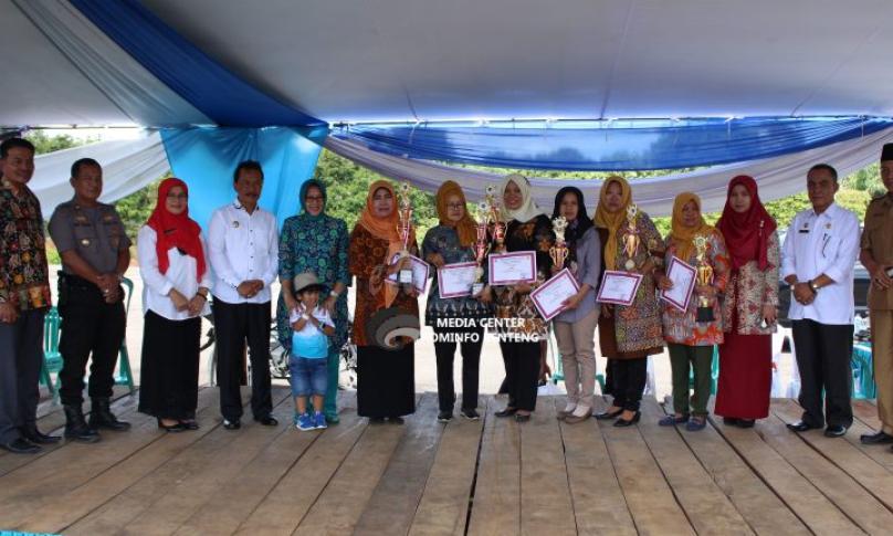 Panitia dan pemenang lomba berswafoto bersama