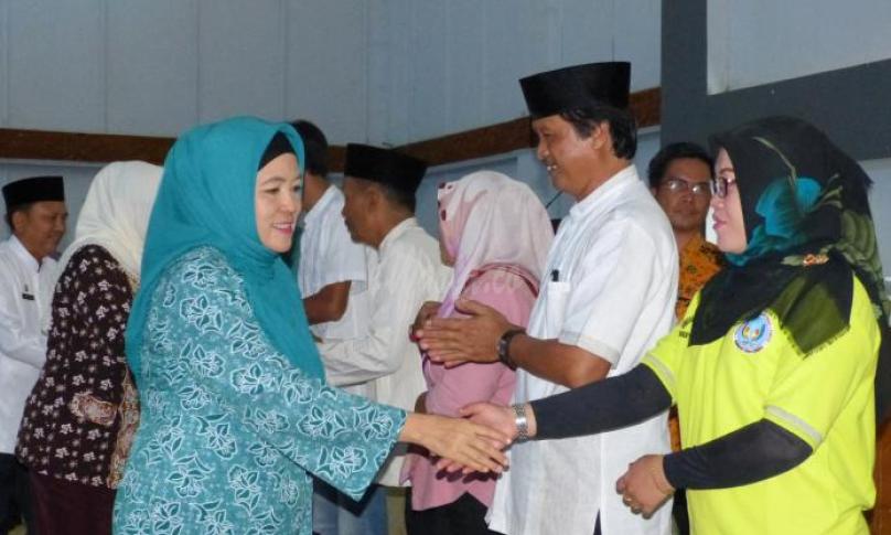 Ketua TP PKK Provinsi Bengkulu (Derta Wahyulin) menyerahkan bantuan