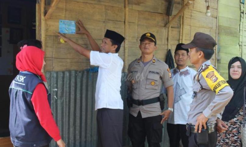 Rumah keluarga kurang mampu akan di pasang stiker