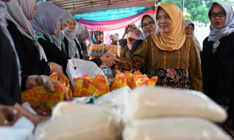Tekan harga sembako murah, Derta Wahyulin Rohidin bersama Dharma Wanita menggelar Bazar murah