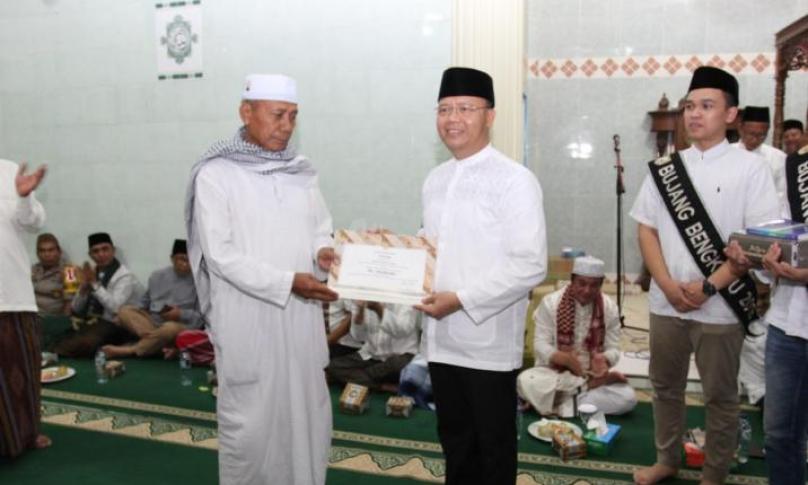 Gubernur Bengkulu (Dr. H. Rohidin Mersyah) serahkan bantuan kepada pengurus Masjid