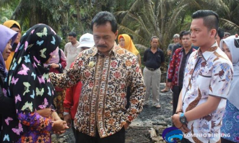 Bupati Benteng (Dr. H. Ferry Ramli) memberikan bantuan korban kebakaran