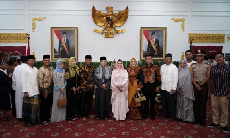 Gubernur Bengkulu (Dr. H. Rohidin Mersyah) berswafoto bersama
