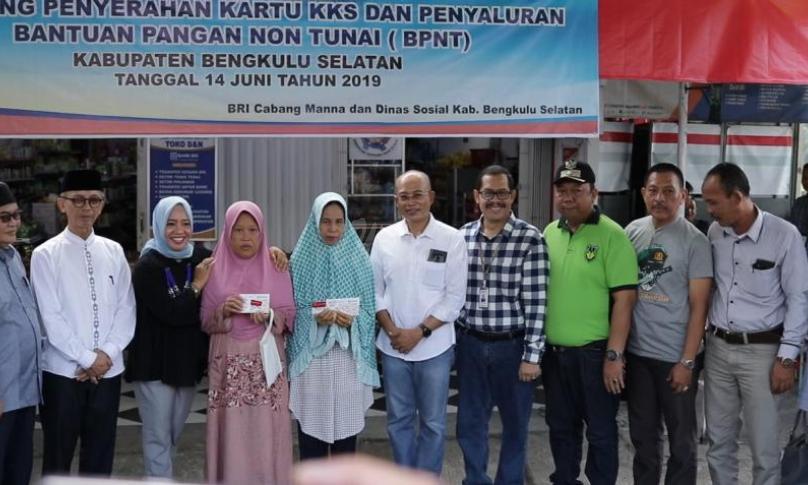 Bupati didampingi istri dan sejumlah pejabat Bengkulu Selatan berfoto bersama usai launching Kartu e-warung (BPNT)