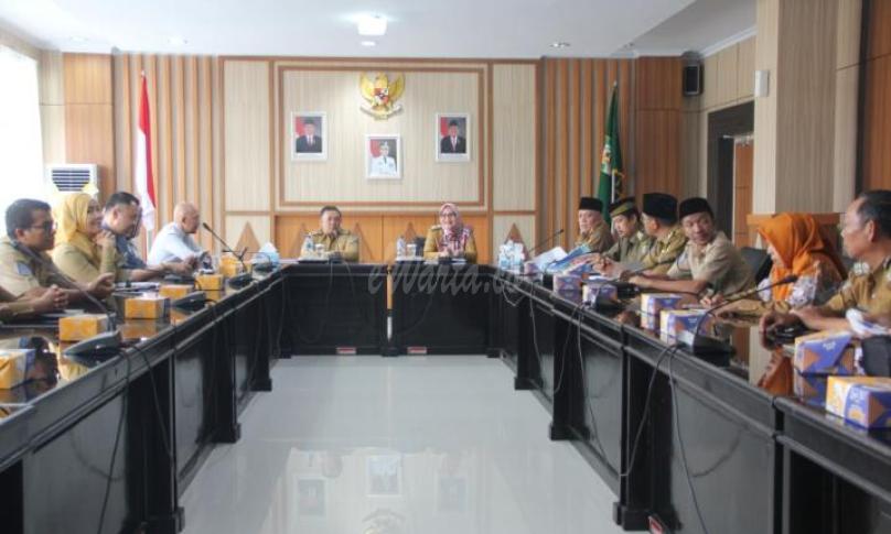 Sekda Provinsi Bengkulu, Nopian Andusti didampingi Asisten II Setda Provinsi Bengkulu Yuliswani dan diikuti Kepala PMD Provinsi Bengkulu Syahroni  beserta jajarannya, Kabag Umum dan Protokol Setda Provinsi Bengkulu Sri Hartika serta dari pihak EO gelar rapat persiapan GTTGN XXI, September mendatang