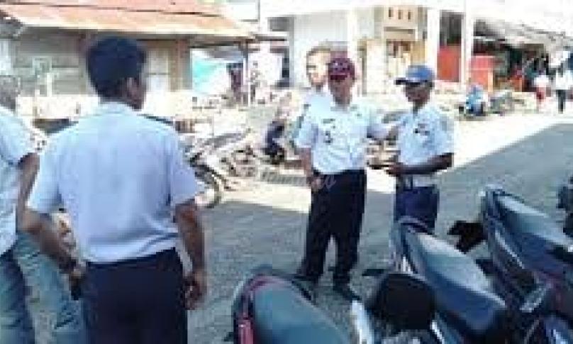 Kadishub di dampingi Tim lakukan pemantauan objek parkir di area pasar Sabbang, Kabupaten Luwu Utara, Sulawesi Selatan