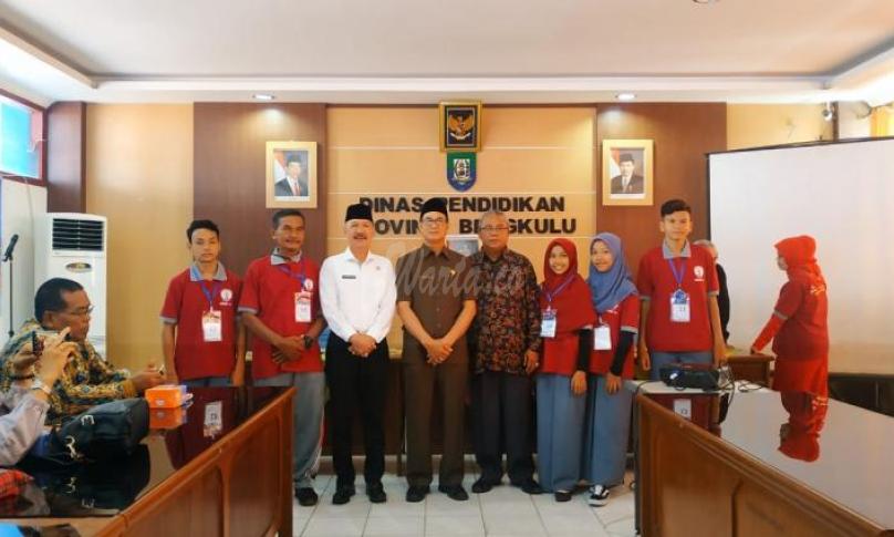 Asisten III Provinsi Bengkulu, Gotri Suyanto berswafoto bersama 