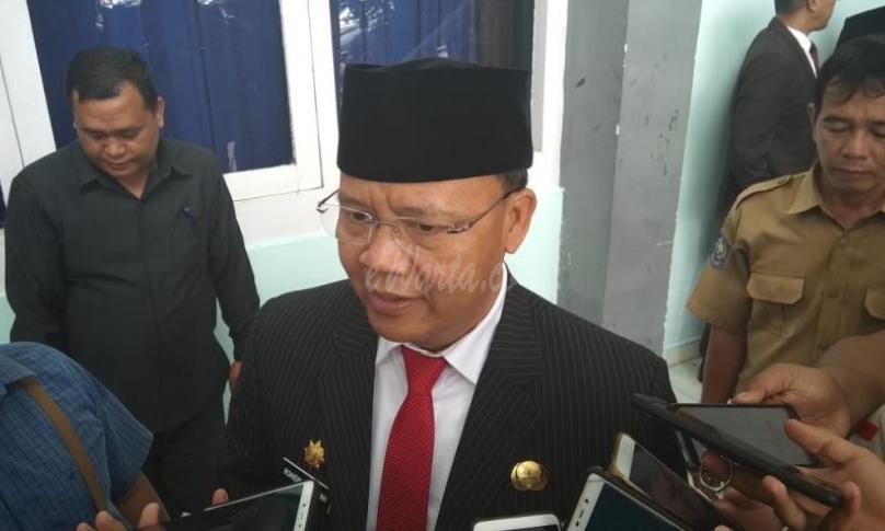 Gubernur Bengkulu (Dr. H. Rohidin Mersyah) saat di wawancarai awak media