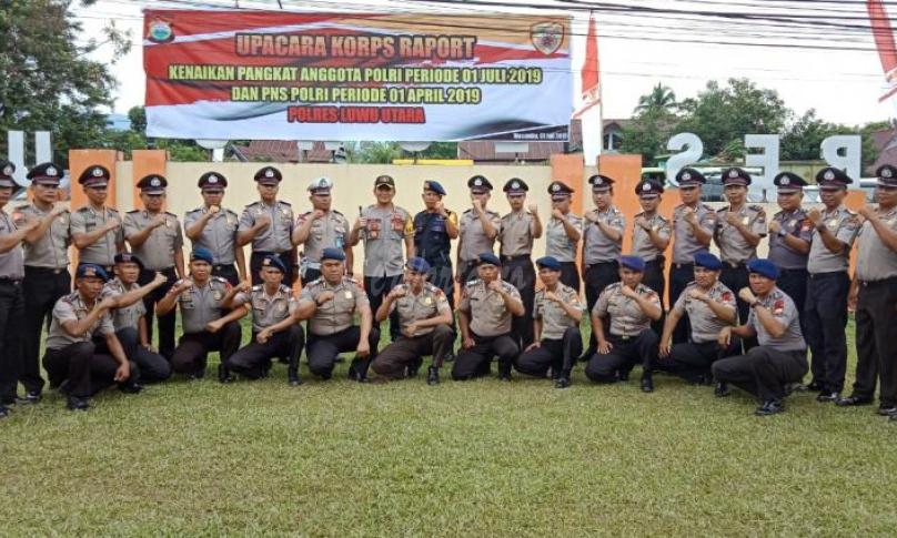 Sesi foto bareng 34 Personil dapat penghargaan kenaikan pangkat 