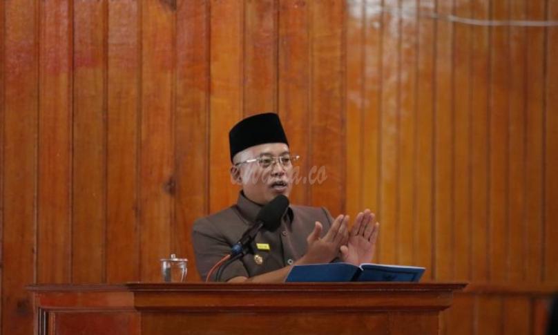 Bupati Bengkulu Selatan, Gusnan Mulyadi saat menyampaikan jawaban terhadap pandangan umum fraksi-fraksi