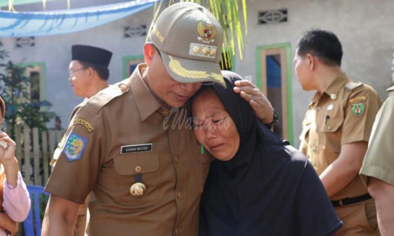 Devi Hastuti warga Desa Batu Lambang menangis terharu di pelukan Bupati 