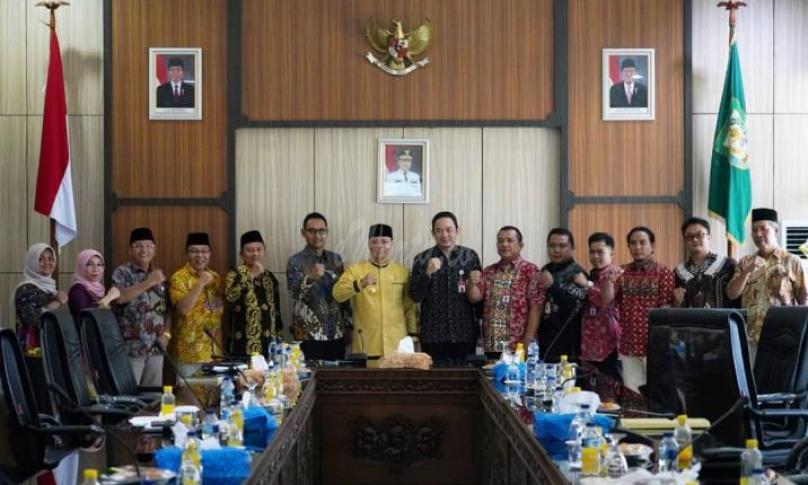 Direktur Lembaga Pengelola Dana dan Usaha Keolahragaan (LPDUK) Kemenpora RI Agus Hardja Santana beserta Tim saat menyampaikan pemaparan konsep Opening Ceremony Porwil Sumatera X november mendatang di ruang Rapat Kantor Gubernur Bengkulu Lantai III, 12/07.
