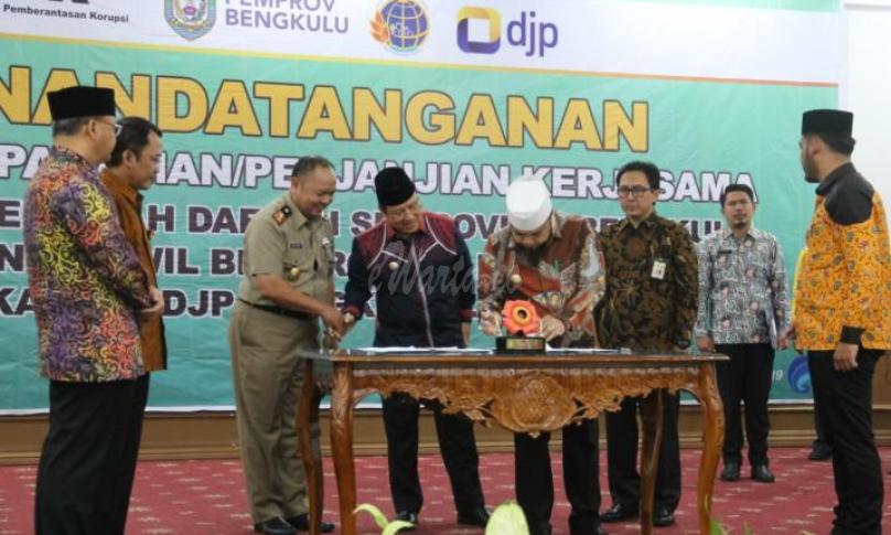 Pemprov Bengkulu bersama Pemda Kabupaten/Kota Se-Provinsi Bengkulu disaksikan Penasihat KPK RI melakukan Penandantanganan Nota Kesepahaman/ Perjanjian dengan Kanwil BPN Provinsi Bengkulu, Kantor Pertanahan Se-Provinsi Bengkulu serta Kanwil DJP Bengkulu-Lampung, di Balai Raya Semarak Bengkulu, Selasa (16/07).