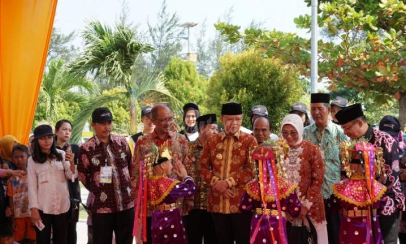 Gubernur Bengkulu Rohidin Mersyah didampingi Ketua Pelaksana Calendar of Event (CEO) Wonderful Indonesia Esthy Reko Astuty beserta tamu VVIP membuka secara resmi Festival Bumi Rafflesia Tahun 2019 dengan simbol penabuhan alat musik Dol secara bersama-sama. 