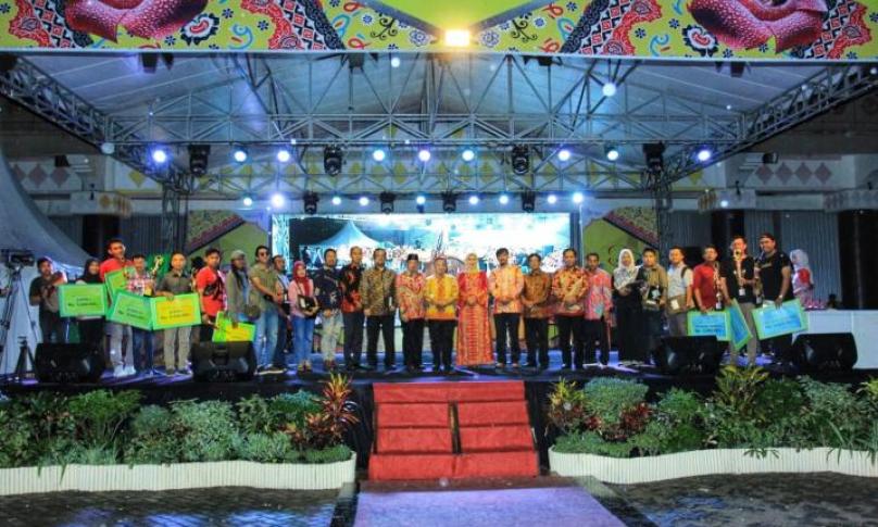 Sekda Provinsi Bengkulu, Nopian Andusti resmi menutup festival Bumi Raflesia, Senin (22/7/2019) malam.