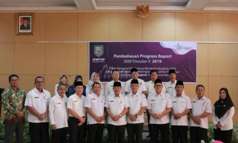 Staf Ahli Gubernur bidang Ekonomi, Keuangan dan Pembangunan Soemarno membuka acara progress report survey kepuasan masyarakat (SKM) terhadap pelayanan perizinan dan non perizinan Dinas Penanaman Modal dan Pelayanan Terpadu Satu Pintu (DPMPTSP) Provinsi Bengkulu di salah satu Hotel ternama di kota Bengkulu, Rabu (24/7).