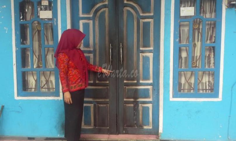 Seorang perangkat Desa menunjukan bekas pembakaran yang berhasil dipadamkan warga, Rabu (24/7) malam.