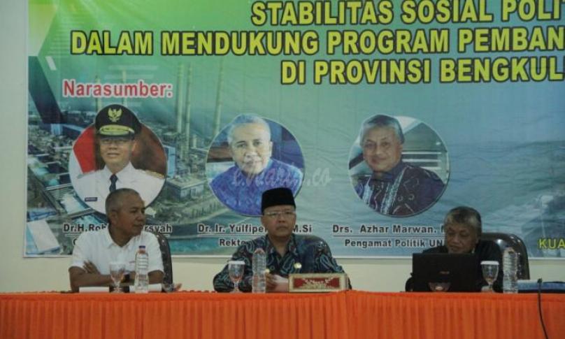 Dialog Interaktif yang diinisiasi oleh Komunitas Kedai Garasi ini dihadiri juga Kaban Kesbangpol Provinsi Bengkulu, Ketua PWI Bengkulu, Rektor Unihaz, Pengamat Politik serta tokoh masyarakat dan organisasi mahasiswa.