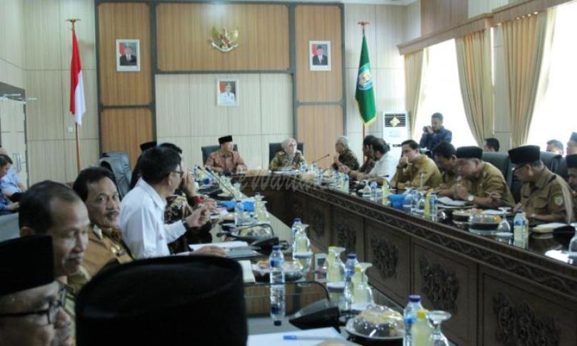 Gubernur Rohidin pimpin Rapat Koordinasi Penyelesaian Permasalahan BBM bersama BPH Migas dan Stakeholder Terkait, Selasa (6/8).
