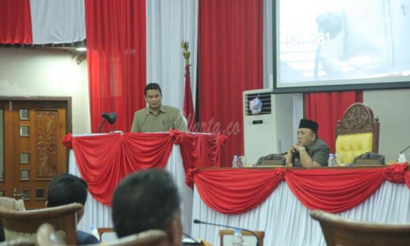 Juru bicara Tim Banggar, Jonaidi SP saat menyampaikan persetujuan 