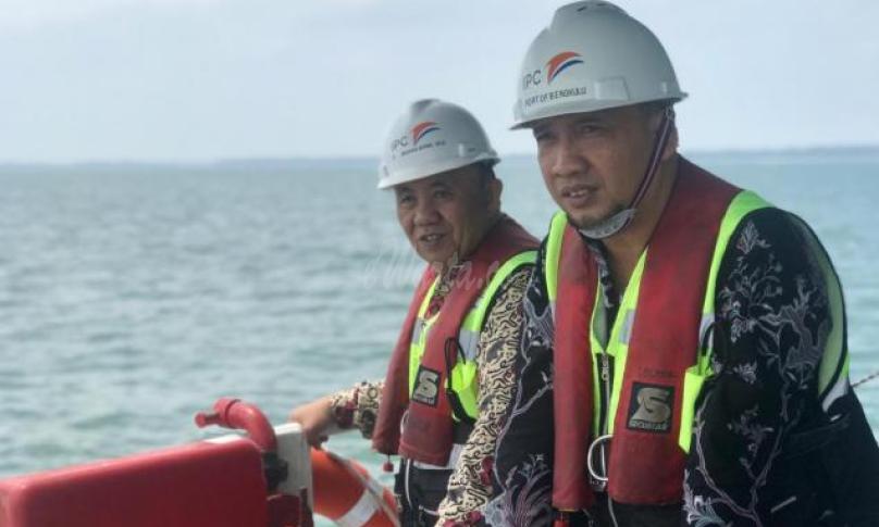 Kehadiran Sekda yang didampingi GM Pelindo, KSOP dan Kadishub provinsi Begkulu dalam meninjau langsung aktivitas kapal penggeruk alur yang beroprasi di pelabuhan tersebut.