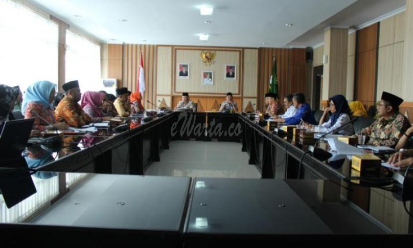 Sekda Provinsi Bengkulu Nopian Andusti usai pimpin Rapat Persiapan dan Evaluasi serta Kesiapan Panitia BMFES Tahun 2019 Provinsi Bengkulu, di Ruang Rapat Rafflesia Kantor Gubernur Bengkulu, Kamis ( 29/08).