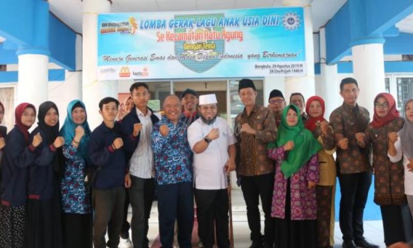 Mahasiswa KKN Muhammadiyah berswafoto bersama Walikota 