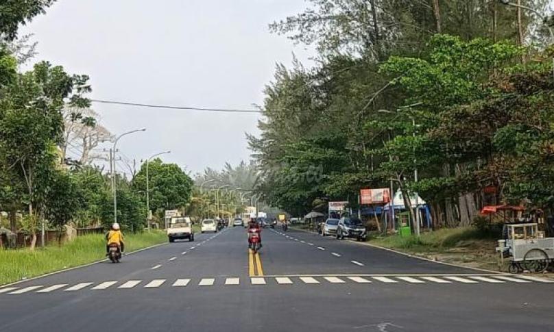 Jalan kawasan Pantai Panjang 