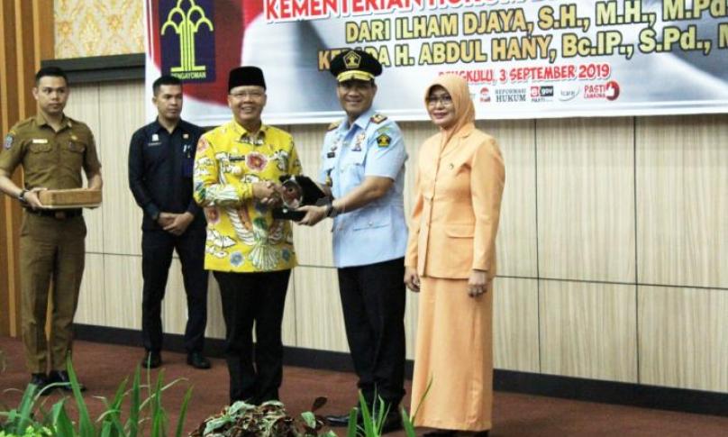 Gubernur serahkan cinderamata kenang-kenangan