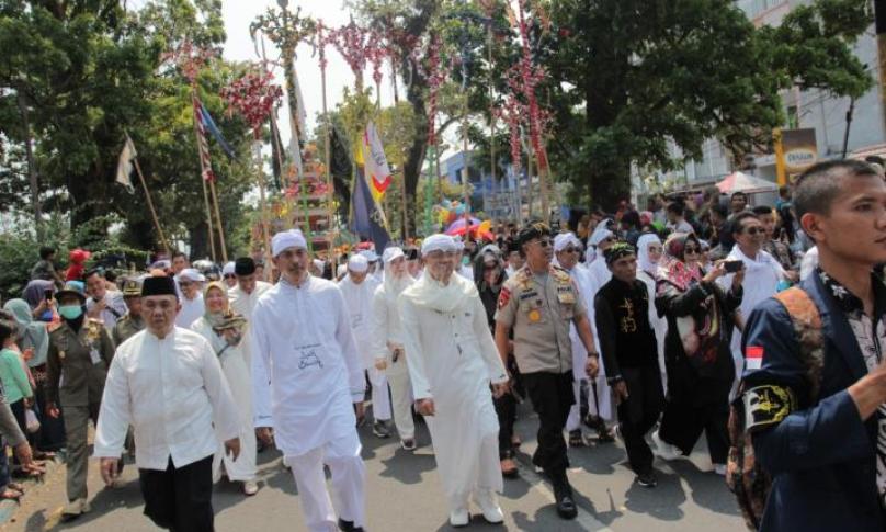 Gubernur Bengkulu (Dr. H. Rohidin Mersyah) saat mengikuti arak-arakan Tabut Terbuang