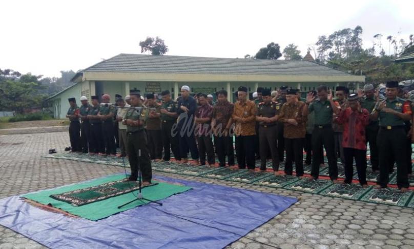Ratusan anggota Kodim 0425 bersama FKPD Seluma gelar Sholat Istisqa