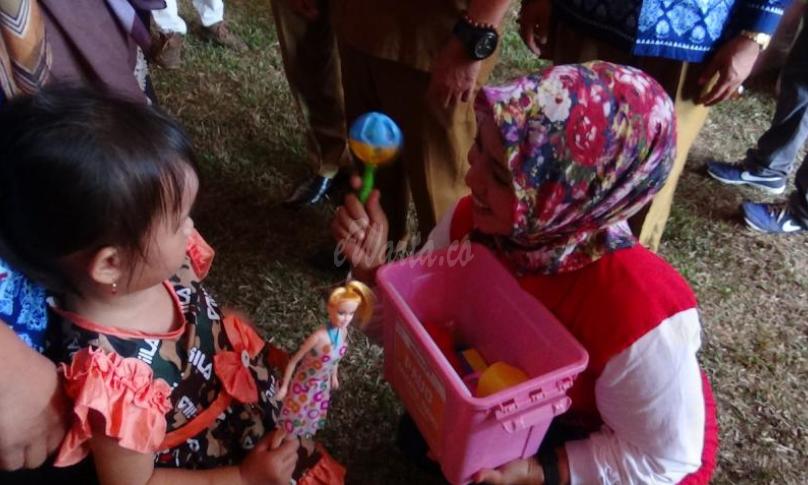 Istri Bupati Bengkulu Selatan, Lena Gusnan tampak memberikan mainan kepada anak-anak yang ikut hadir