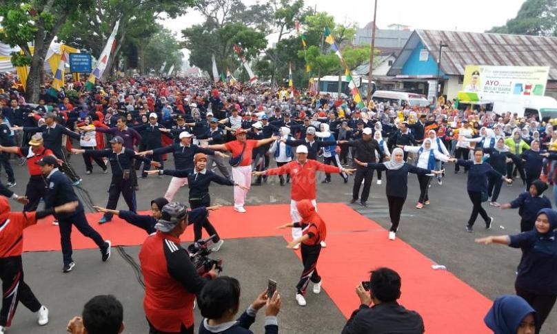 Car Free Day Bengkulu diawali dengan Senam Germas bersama yang di ikuti Gubernur Bengkulu dan Istri, Wakil Gubernur, FKPD provinsi Bengkulu, Pimpinan DPRD, Wakil Walikota Bengkulu serta ribuan masyarakat Bengkulu 