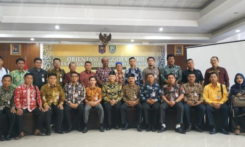 Gubernur Bengkulu berswafoto bersama dengan Anggota DPRD Kota Bengkulu dan Mukomuko 