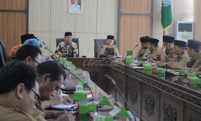 Gubernur Rohidin saat pimpin rapat seluruh Ka. Cabang Dinas (Cabdin) se provinsi Bengkulu di Lantai III Kantor Gubernur Bengkulu, 14/10.