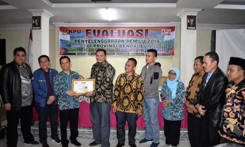 Penyerahan penghargaan 